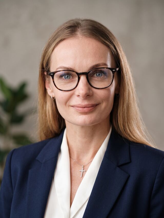 AI generated female headshot from AI Headshot Generator with Glasses